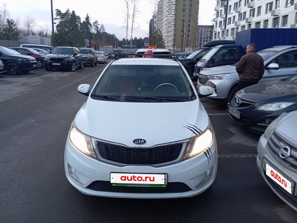 2012 Kia Rio 4-speed III, белый, 700000 рублей - вид 1