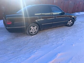 2000 Mercedes-Benz E-Класс 240 II (W210, S210) Рестайлинг, чёрный, 650000 рублей, вид 4