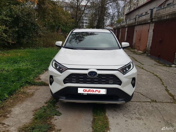 2021 Toyota RAV4 V (XA50), белый, 4300000 рублей