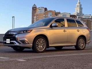 2020 Mitsubishi Outlander PHEV III Рестайлинг 3, серебристый, 4000000 рублей, вид 2