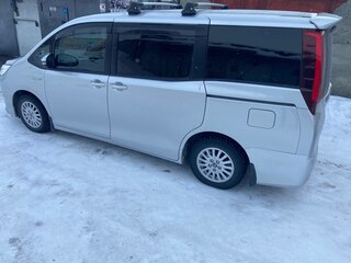 2014 Toyota Noah III (R80), серебристый, 1850000 рублей, вид 3