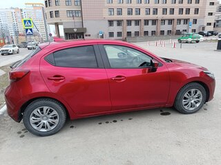 2020 Mazda 2 III (DJ) Рестайлинг, красный, 1400000 рублей, вид 3