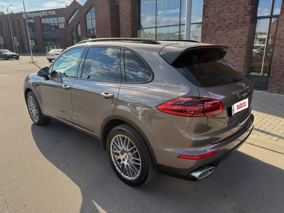 2014 Porsche Cayenne Diesel II Рестайлинг (958), коричневый, 4000000 рублей - вид 3