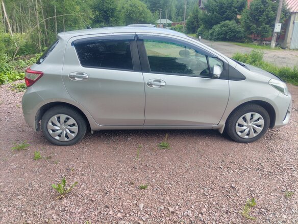 2019 Toyota Vitz III (XP130) Рестайлинг, серый, 860000 рублей - вид 2