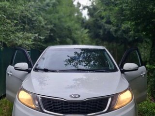 2013 Kia Rio 5-speed III, белый, 700000 рублей, вид 2
