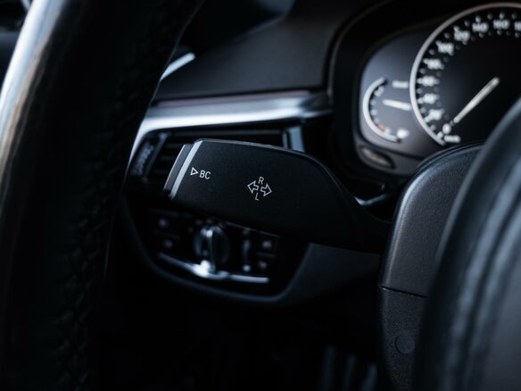 2020 BMW 5 серии 520d xDrive VII (G30/G31/G38), серый, 4030000 рублей - вид 16