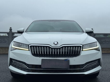 2023 Skoda Superb III Рестайлинг, белый, 2350000 рублей, вид 2