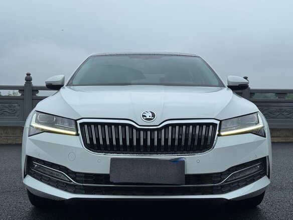 2023 Skoda Superb III Рестайлинг, белый, 2350000 рублей - вид 1