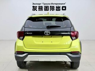 2021 Toyota Yaris IV, жёлтый, 945000 рублей, вид 5