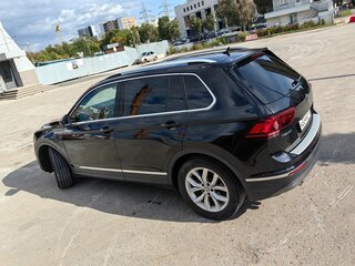 2018 Volkswagen Tiguan II, чёрный, 1690000 рублей, вид 3