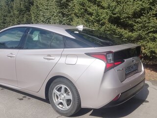 2019 Toyota Prius IV Рестайлинг (XW50), серебристый, 2000000 рублей, вид 2
