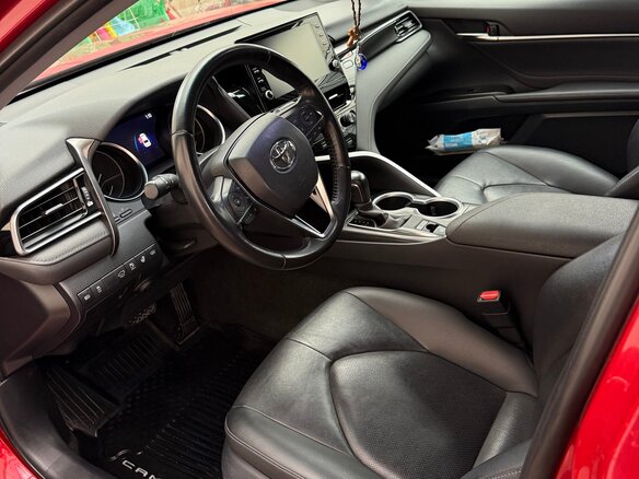 2021 Toyota Camry VIII (XV70) Рестайлинг, красный, 3150000 рублей - вид 2