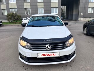2017 Volkswagen Polo V Рестайлинг, белый, 450000 рублей, вид 2