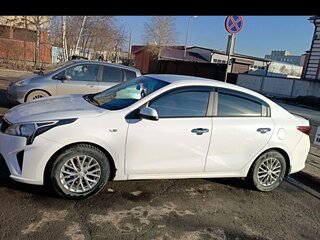 2021 Kia Rio IV Рестайлинг, белый, 1400000 рублей, вид 4