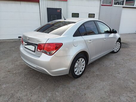 2014 Chevrolet Cruze I Рестайлинг, серебристый, 870000 рублей, вид 3