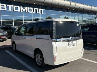 2014 Toyota Voxy III (R80), белый, 1699000 рублей, вид 2