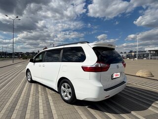 2017 Toyota Sienna III Рестайлинг, белый, 2840000 рублей, вид 5