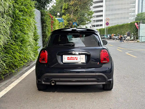 2023 Mini Hatch Cooper III (F55/F56) Рестайлинг 2, синий, 2340275 рублей - вид 3