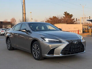 2026 Lexus ES 300h VII Рестайлинг 2, коричневый, 6400777 рублей, вид 3