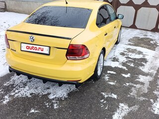 2016 Volkswagen Polo V Рестайлинг, бежевый, 660000 рублей, вид 2