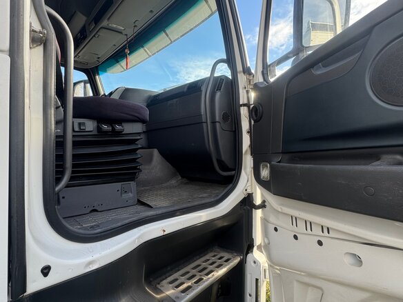 2011 Volvo FH, белый, 3000000 рублей - вид 23