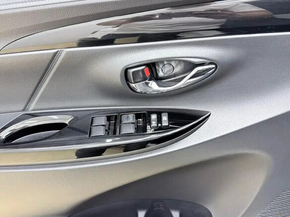2022 Toyota Yaris L X XP150 Рестайлинг, белый, 1019099 рублей - вид 9