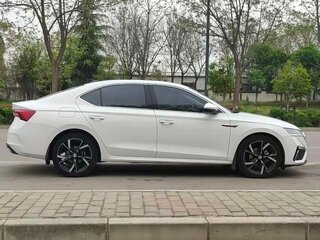 2022 Skoda Octavia IV (A8), белый, 1930000 рублей, вид 3