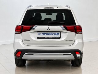 2018 Mitsubishi Outlander III Рестайлинг 3, белый, 1930000 рублей, вид 3