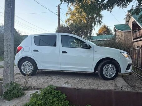 2018 Renault Sandero II Рестайлинг, белый, 800000 рублей, вид 4