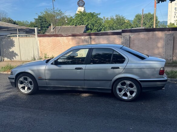 1997 BMW 3 серии 318i III (E36), белый, 410000 рублей - вид 1