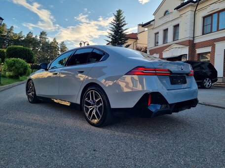 2025 BMW 5 серии 523d xDrive VIII (G60/G61/G68), серый, 8250000 рублей, вид 2