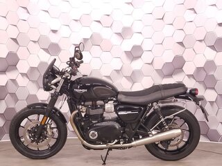 2020 Triumph Street Twin, чёрный, 799000 рублей, вид 4