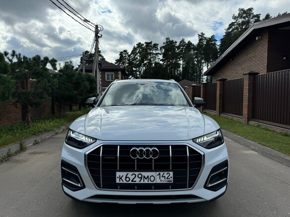 2021 Audi Q5 45 TFSI II (FY) Рестайлинг, белый - вид 3