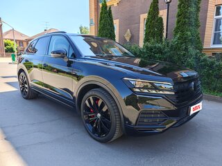 2020 Volkswagen Touareg III, чёрный, 7500000 рублей, вид 1