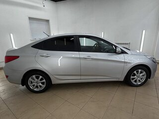 2014 Hyundai Solaris I Рестайлинг, серебристый, 925000 рублей, вид 3