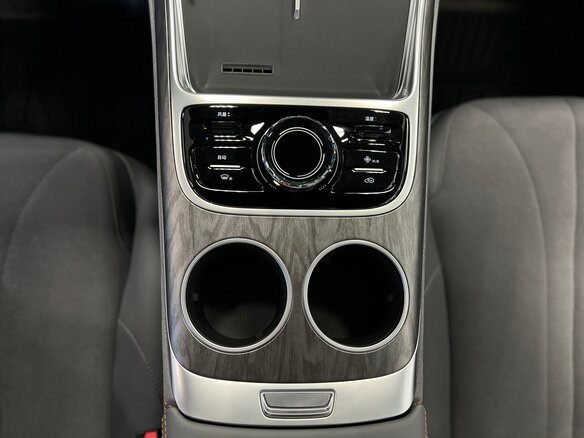 2026 Geely Galaxy M7, серебристый - вид 26