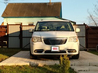 2011 Chrysler Town & Country V Рестайлинг, белый, 1590000 рублей, вид 2