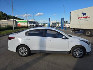 2021 Kia Rio IV Рестайлинг, белый, 850000 рублей, вид 3