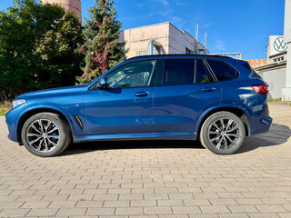 2020 BMW X5 30d IV (G05/G18), синий, 8300000 рублей, вид 4