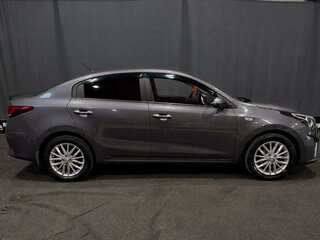 2021 Kia Rio IV Рестайлинг, серый, 1780000 рублей, вид 4