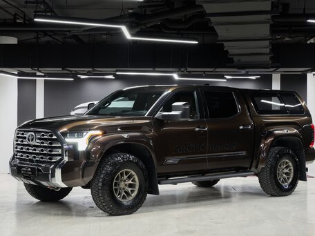 2023 Toyota Tundra Crew Max CrewMax III, коричневый, 9000000 рублей, вид 1