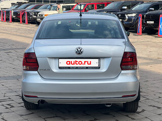 2016 Volkswagen Polo V Рестайлинг, серебристый, 990000 рублей, вид 4