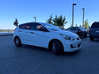 2013 Hyundai Solaris I, белый, 690000 рублей, вид 4