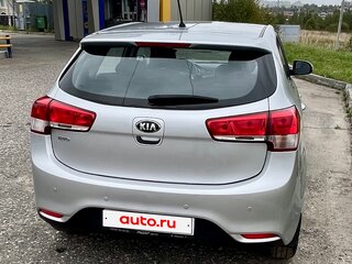 2015 Kia Rio III Рестайлинг, серебристый, 1200000 рублей, вид 3