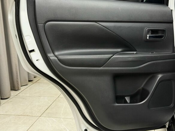 2019 Mitsubishi Outlander III Рестайлинг 3, белый - вид 19