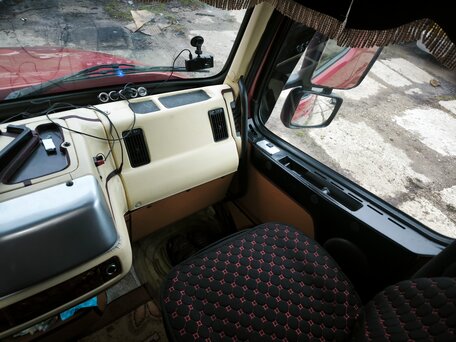 2002 Volvo VNL, красный, 2500000 рублей, вид 5