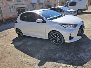 2020 Toyota Yaris IV, белый, 1050000 рублей, вид 3