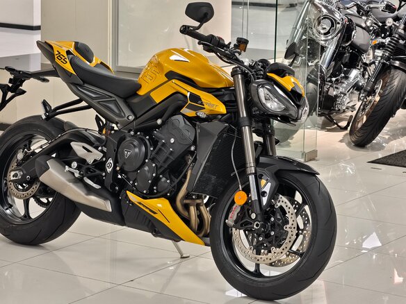 2025 Triumph Street Triple, жёлтый - вид 17