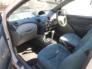 2000 Toyota Vitz I (P10), белый, 230000 рублей, вид 5