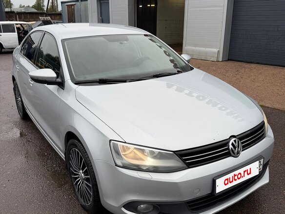 2013 Volkswagen Jetta VI, серебристый, 880000 рублей - вид 3